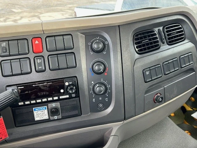 2025 Peterbilt 220EV in Clearfield, PA — photo 4