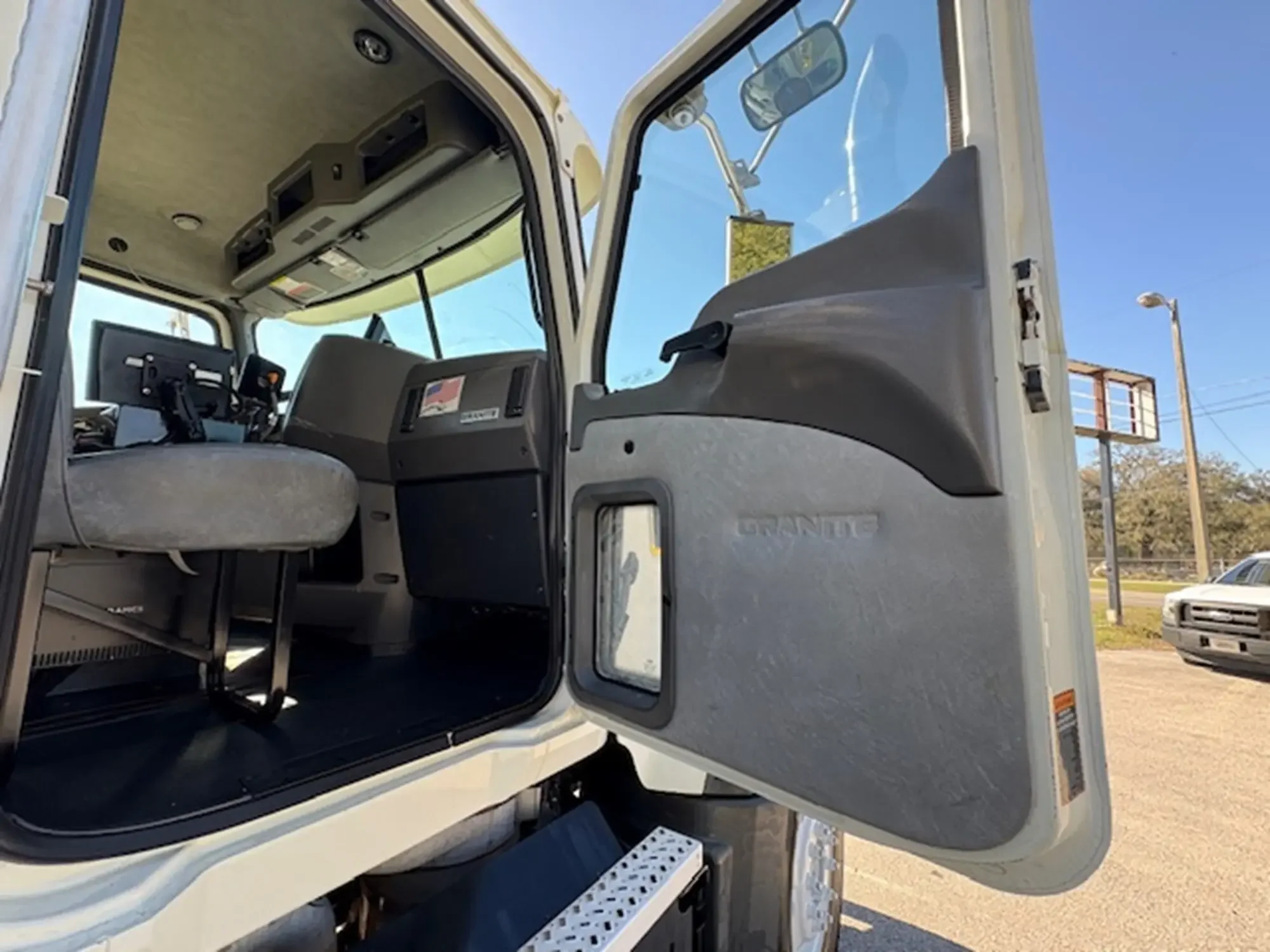 2016 Mack Granite - image 10