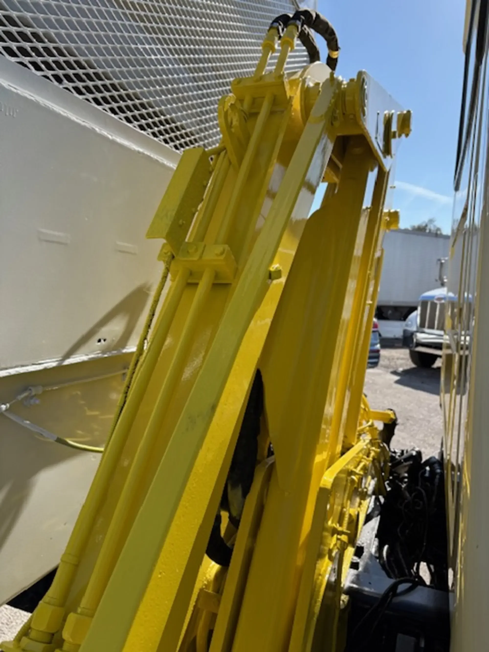 2016 Mack Granite - image 4