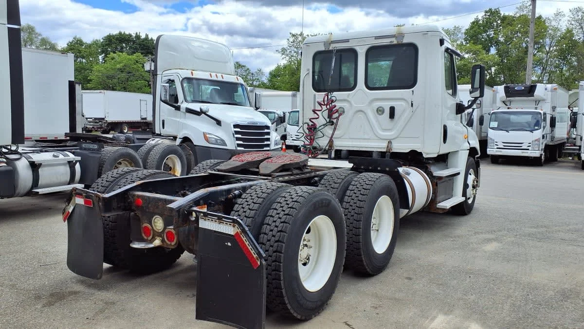 2017 Freightliner Cascadia in Salisbury, MA — photo 4