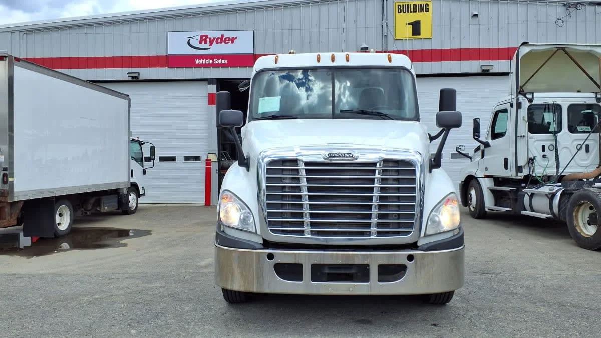 2017 Freightliner Cascadia in Salisbury, MA — photo 2