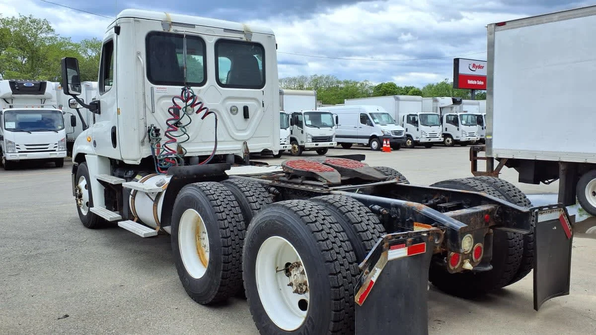 2017 Freightliner Cascadia in Salisbury, MA — photo 6
