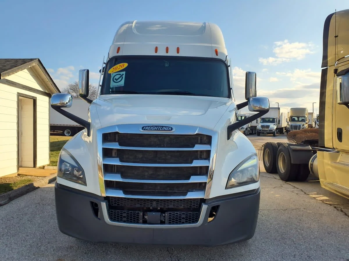 2020 Freightliner Cascadia - image 2