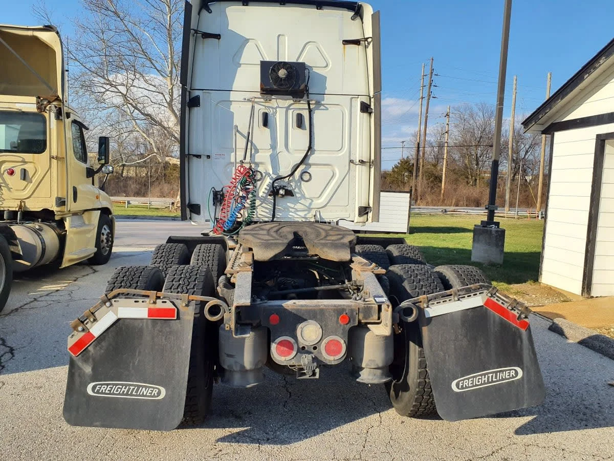 2020 Freightliner Cascadia - image 5