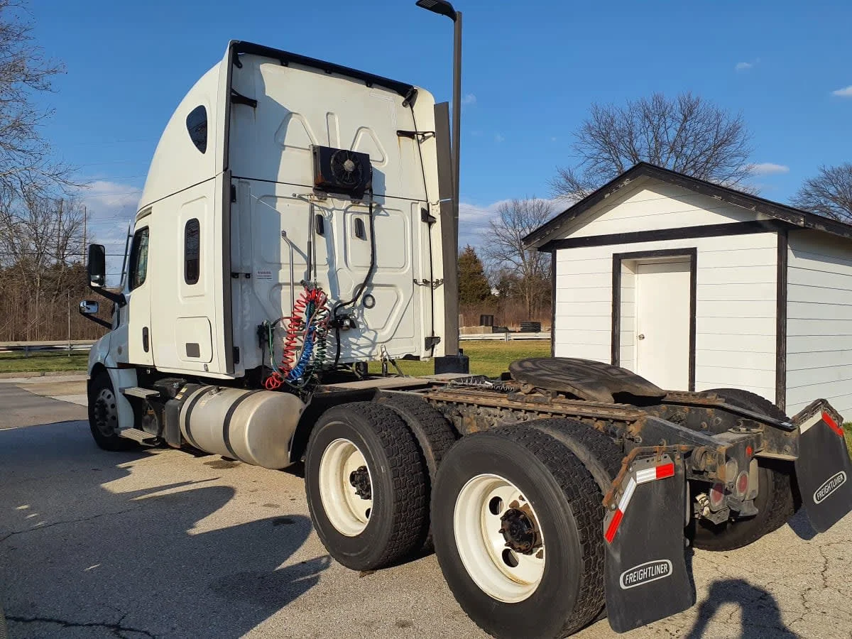 2020 Freightliner Cascadia - image 6