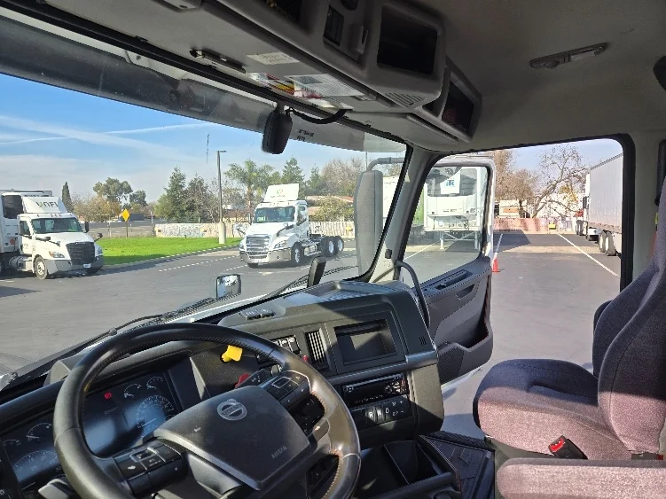 2020 Volvo VNR 640 - image 10