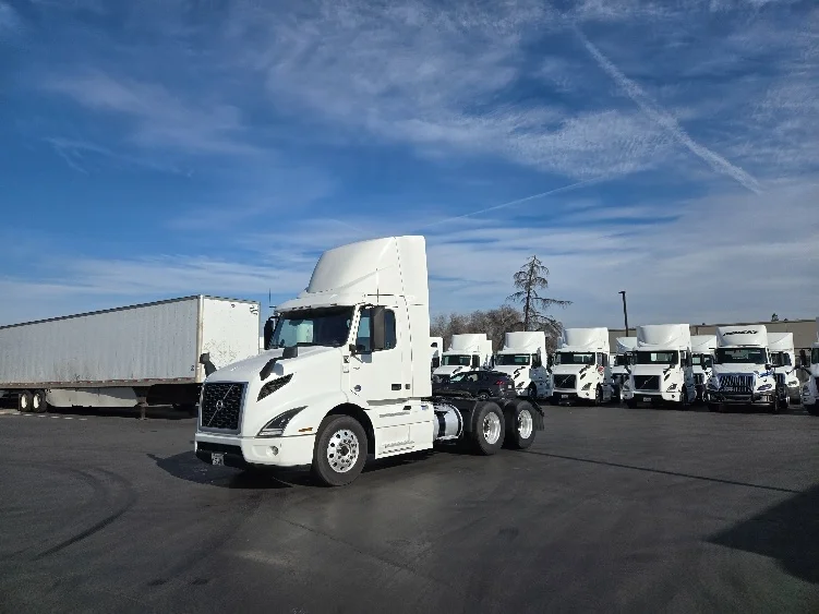2020 Volvo VNR 640 - image 3