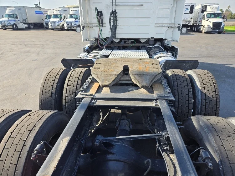 2020 Volvo VNR 640 - image 6