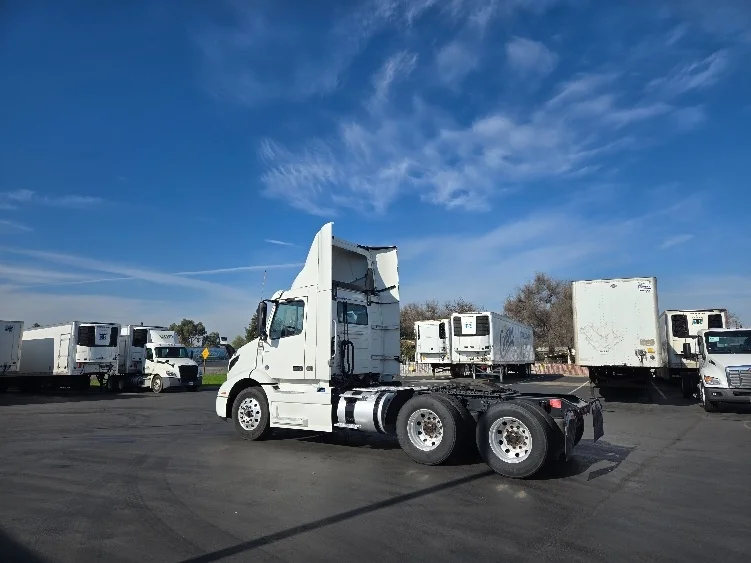 2020 Volvo VNR 640 - image 5