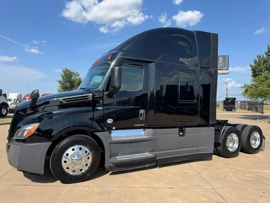 2020 Freightliner Cascadia in Dallas, TX — photo 2