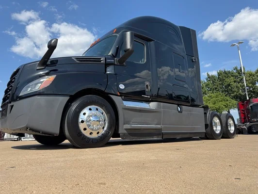 2020 Freightliner Cascadia in Dallas, TX — photo 12