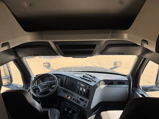 2020 Freightliner Cascadia in Dallas, TX — photo 3