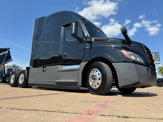 2020 Freightliner Cascadia in Dallas, TX — photo 8
