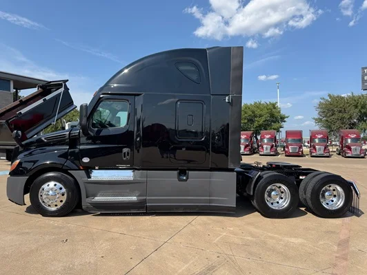 2020 Freightliner Cascadia in Dallas, TX — photo 13