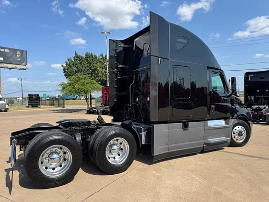 2020 Freightliner Cascadia in Dallas, TX — photo 10