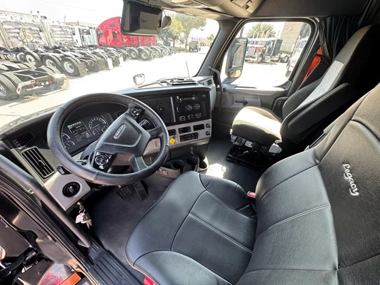 2020 Freightliner Cascadia in Dallas, TX — photo 23