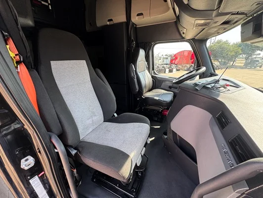 2020 Freightliner Cascadia in Dallas, TX — photo 24
