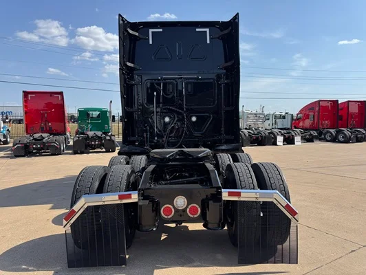 2020 Freightliner Cascadia in Dallas, TX — photo 5