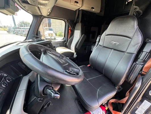 2020 Freightliner Cascadia in Dallas, TX — photo 22