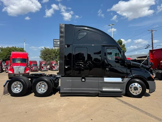 2020 Freightliner Cascadia in Dallas, TX — photo 9