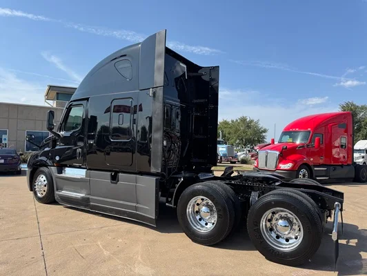 2020 Freightliner Cascadia in Dallas, TX — photo 14