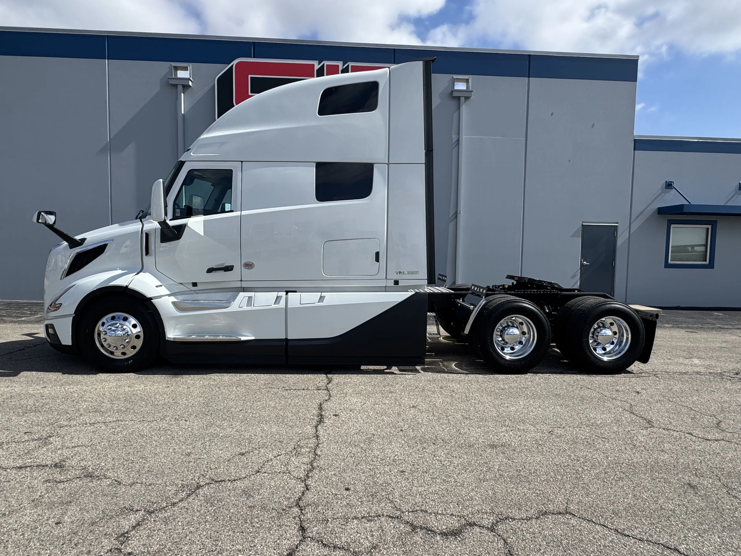 2027 Volvo VNL 860 - image 6