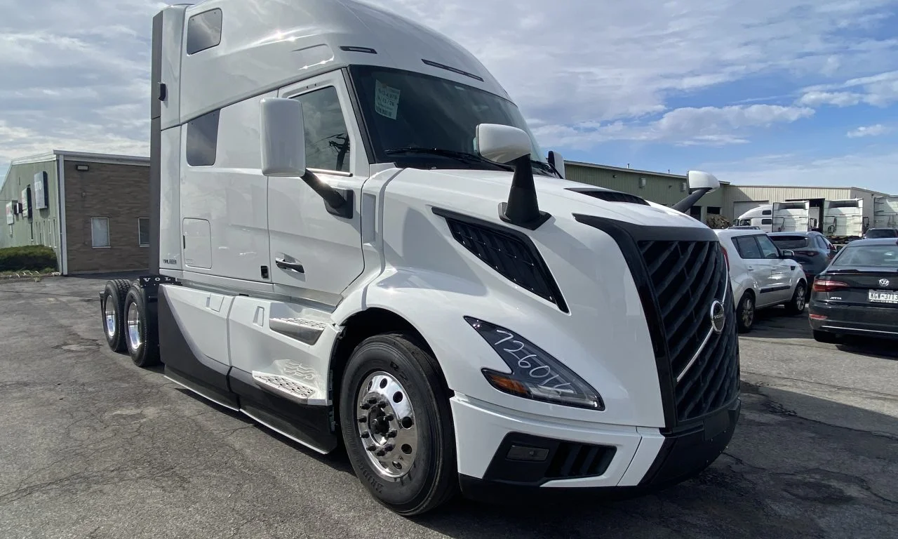 2025 Volvo VNL 860 in Syracuse, NY — photo 2