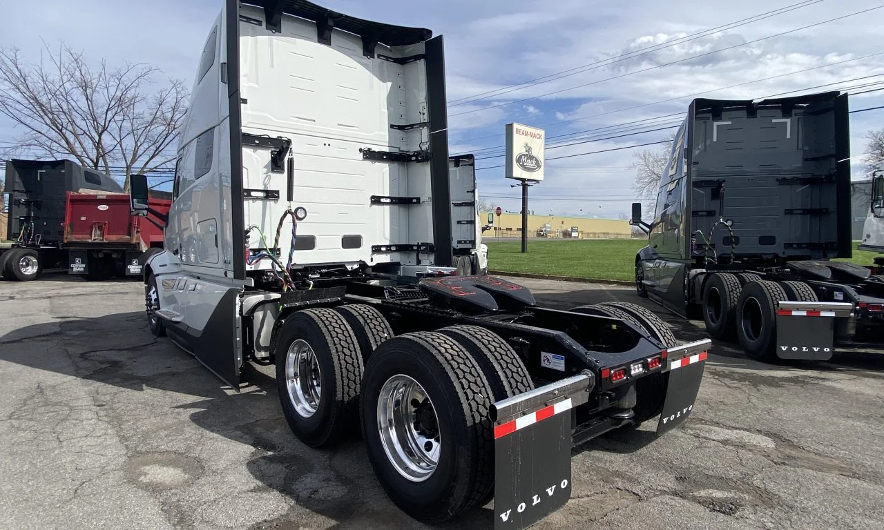 2025 Volvo VNL 860 in Syracuse, NY — photo 3