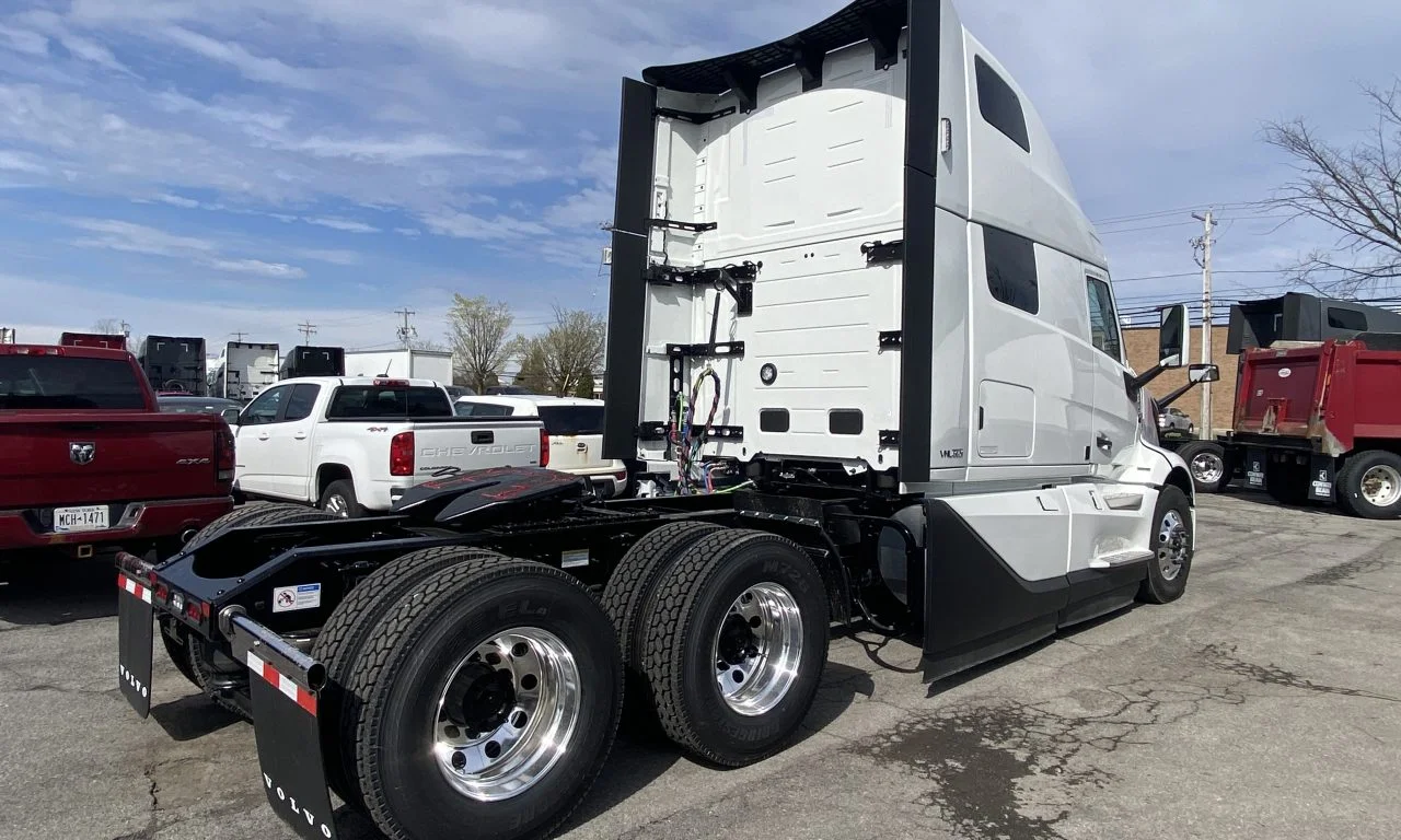 2025 Volvo VNL 860 in Syracuse, NY — photo 4