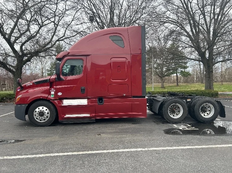 2019 Freightliner Cascadia - image 4