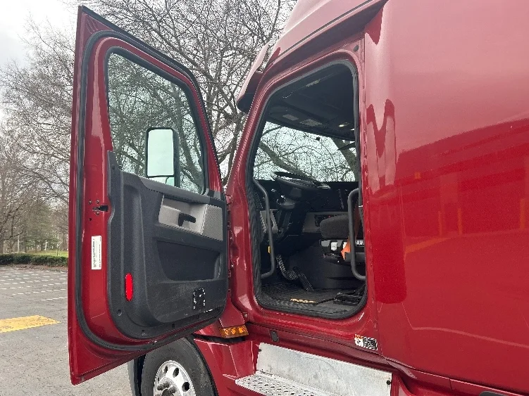 2019 Freightliner Cascadia - image 9