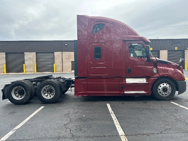 2019 Freightliner Cascadia - image 8