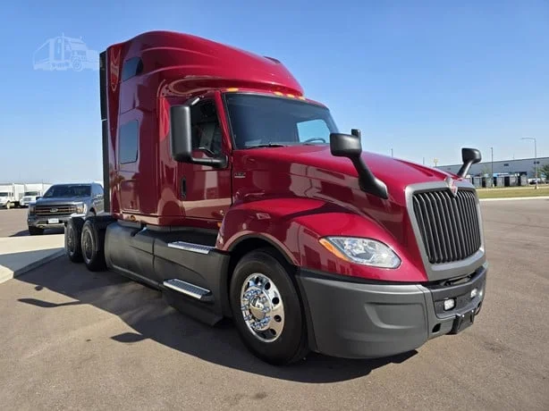 2023 International LT - image 7