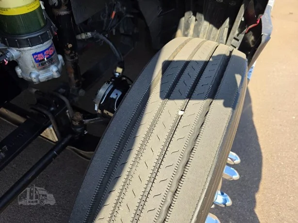 2023 International LT - image 13