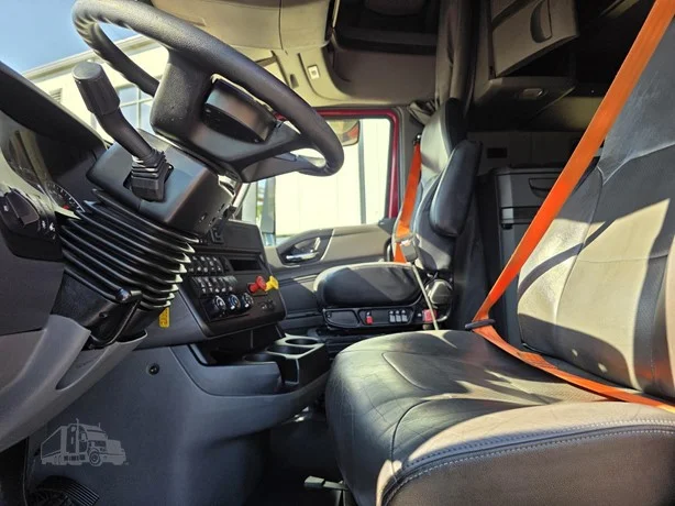 2023 International LT - image 21