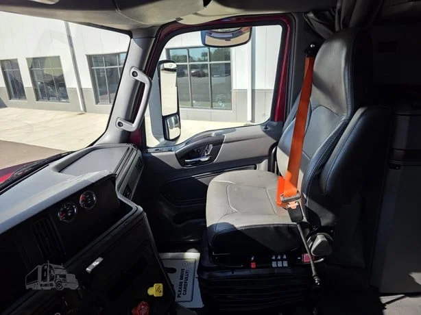 2023 International LT - image 23