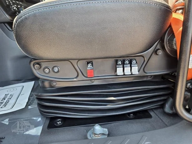 2023 International LT - image 19