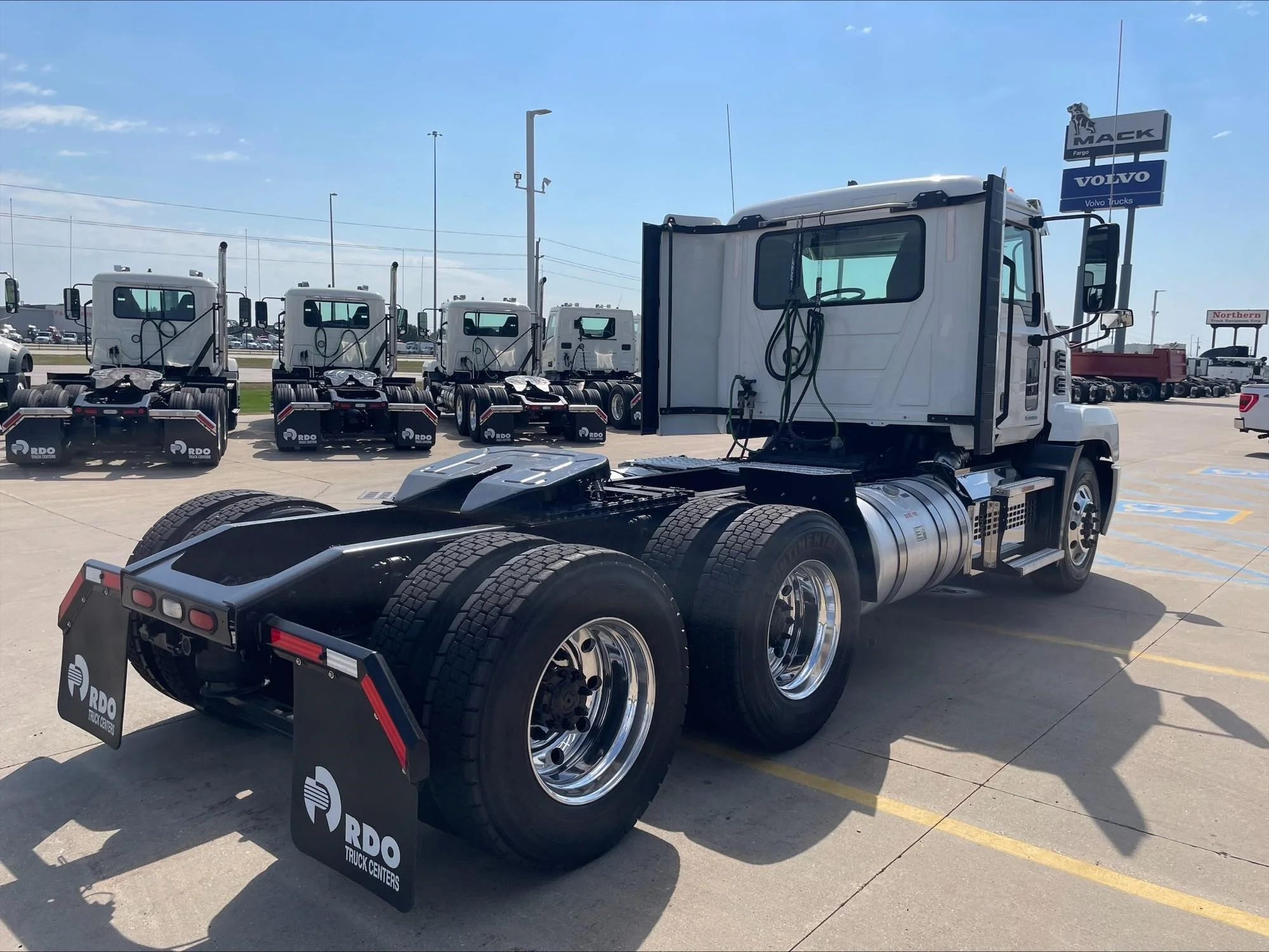 2022 Mack Anthem — photo 5