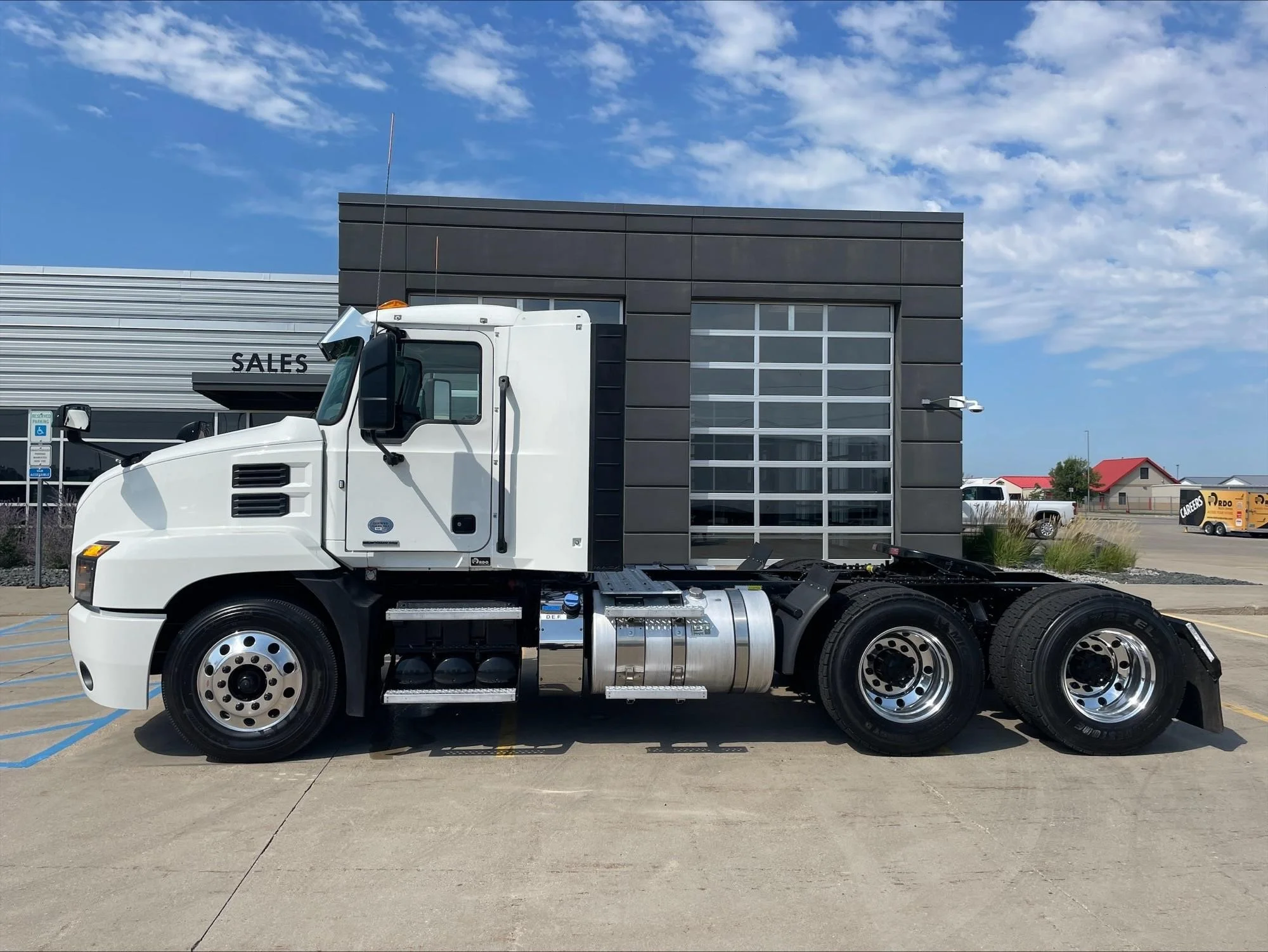 2022 Mack Anthem — photo 2
