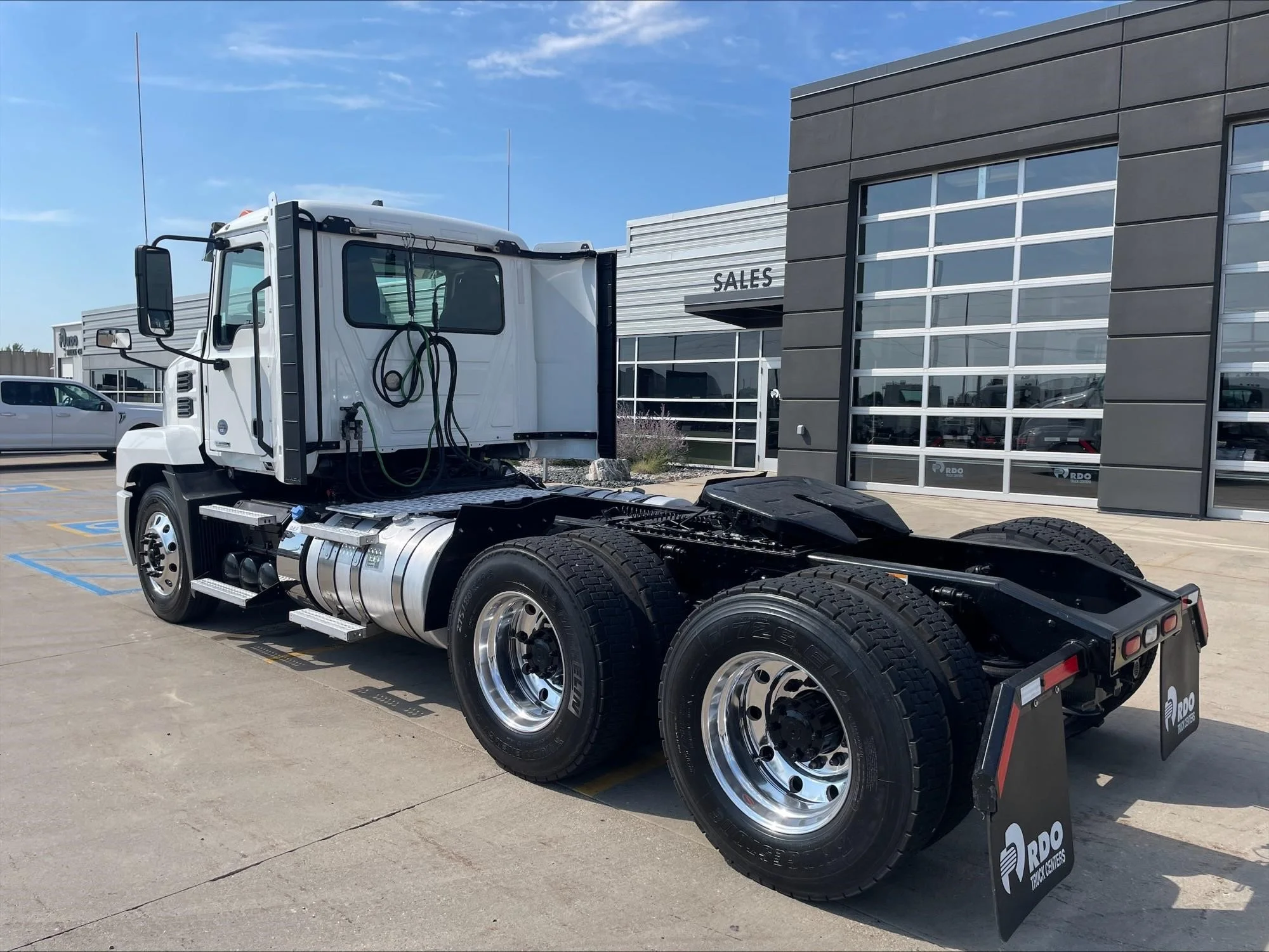 2022 Mack Anthem — photo 3