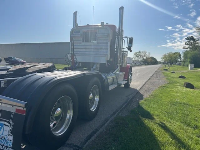 2023 Peterbilt 389 - image 4