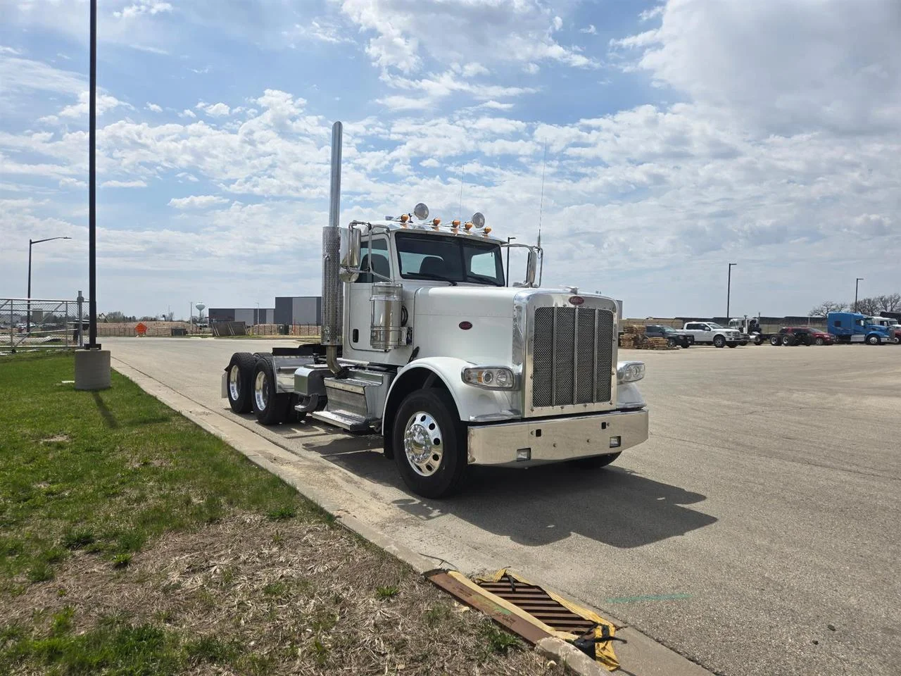 2021 Peterbilt 389 in Eau Claire, WI — photo 2