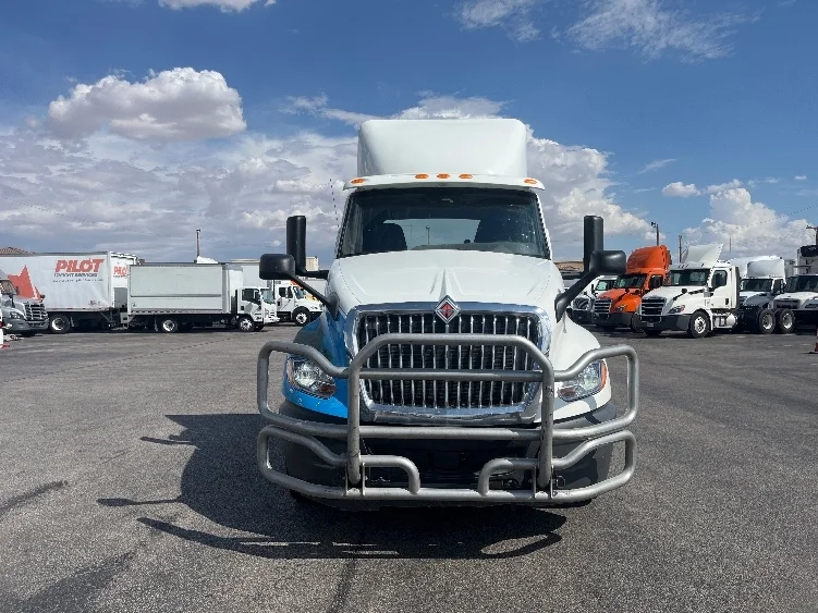 2019 International LT - image 2