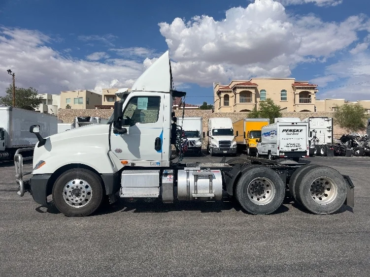 2019 International LT - image 4