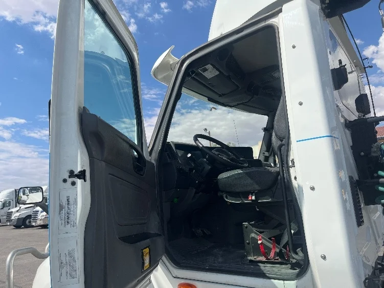 2019 International LT - image 9