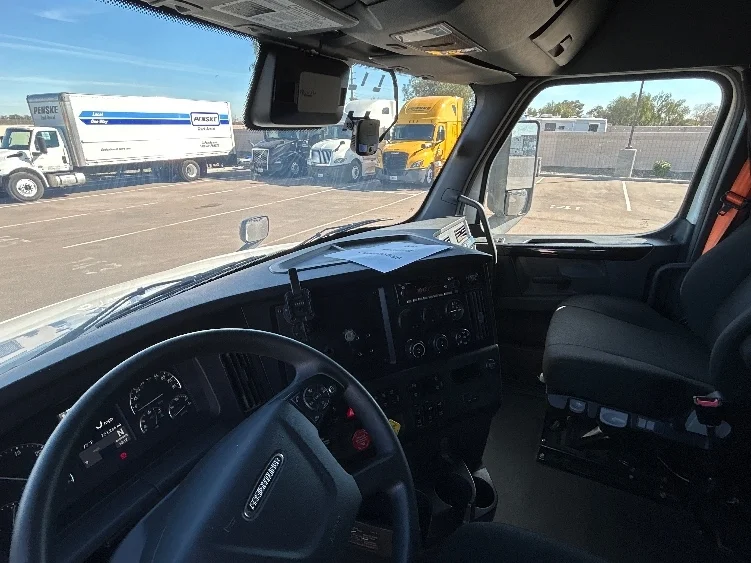 2023 Freightliner Cascadia - image 10