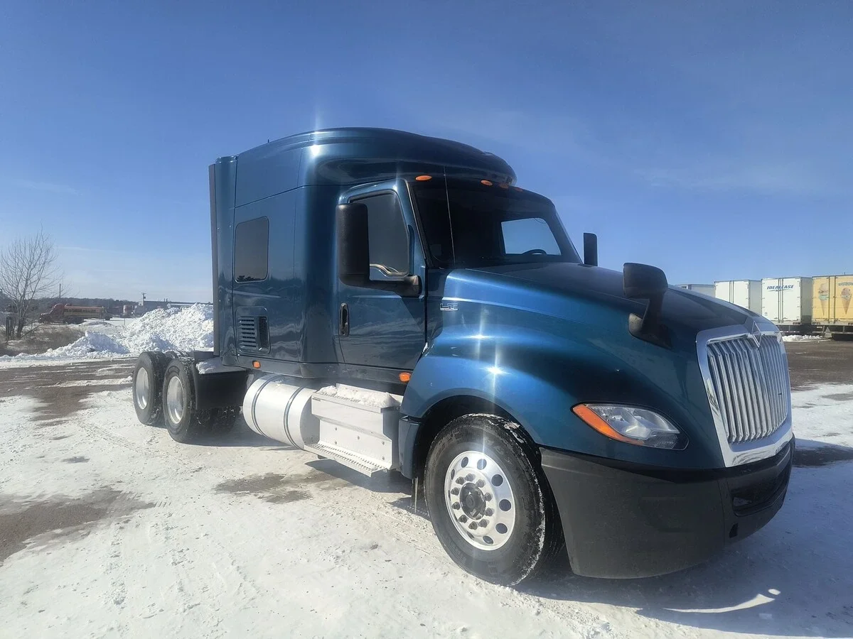 2018 International LT - image 2