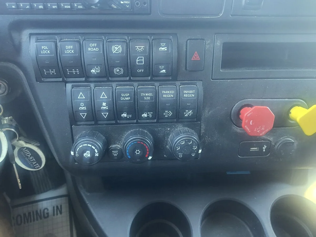 2018 International LT - image 6