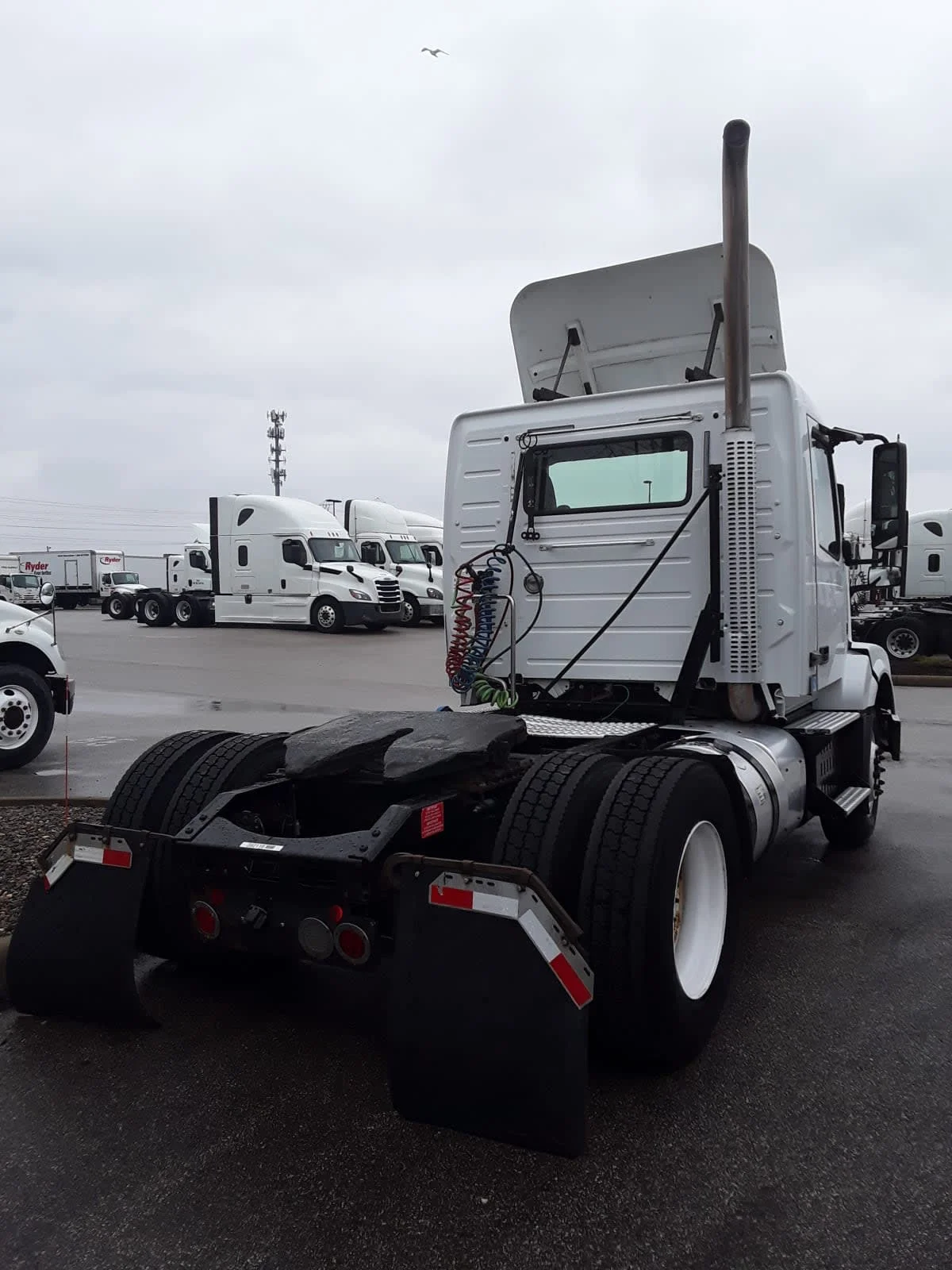 2016 Volvo VNL 860 in Cleveland, OH — photo 4