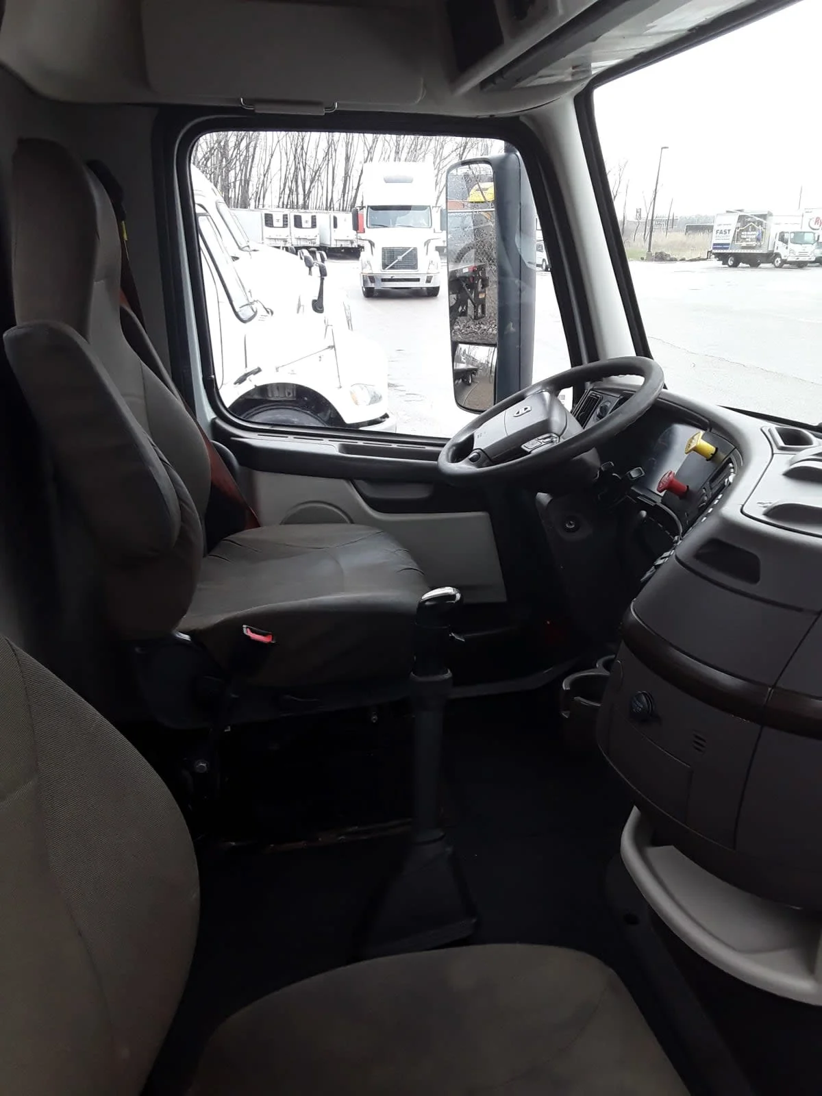 2016 Volvo VNL 860 in Cleveland, OH — photo 7